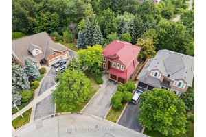 Amazing House in a well Established area of Oakville !