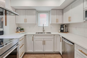 Bright amp ; Renovated END UNIT TOWNHOME in trendy Dufferin Grove !
