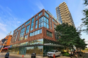 Dont miss this spectacular residence at one of Torontos most desirable addresses, Market Wharf at 1 Market Street, in the heart of the historic amp ; vibrant St.