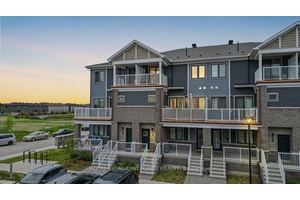 Welcome to 705 Chromite Private, a modern 2 bedroom, 3 bath home nestled in Barrhaven's desirable Heritage Park community.