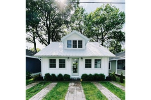 Seasonal Rental steps from the beach in the beautiful town of Crystal Beach.