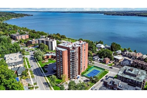 HIGHLY REGARDED BAY CLUB CONDO STEPS FROM KEMPENFELT BAY WITH UNBEATABLE AMENITIES, A STRONG COMMUNITY, amp ; STUNNING SUNROOM WITH WATER VIEWS !