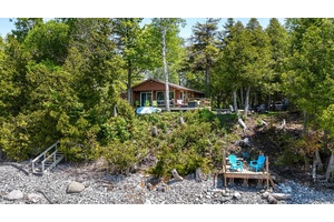 Panoramic waterviews and your own clean stone beach.