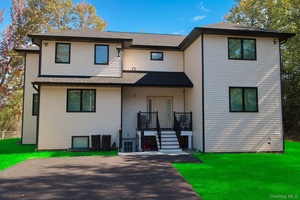 Welcome to your dream Colonial style retreat in the heart of Monticello !