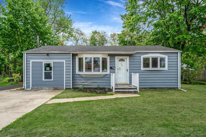 Ranch-style home with a front yard