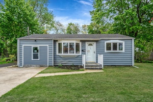 Great Home, Renovated Kitchen, 2 Baths, Cozy home, amp ; Large Yard Home Larger than what it appears