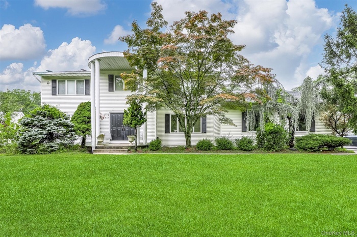 View of front of home featuring a front yard