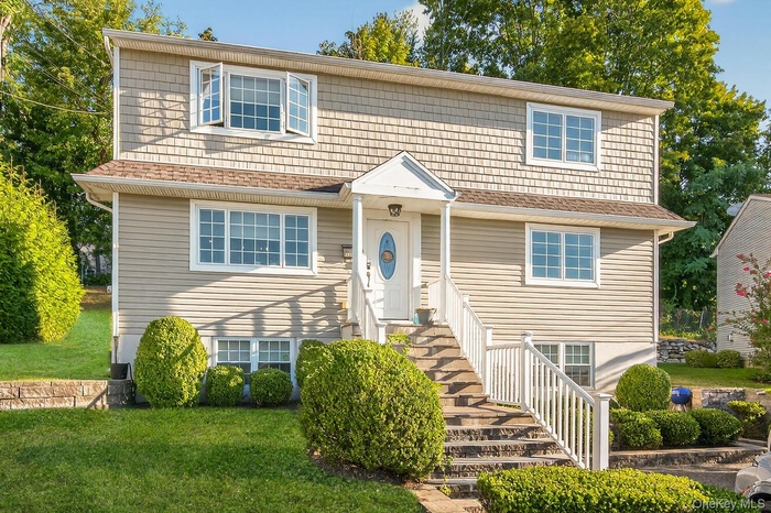 View of front facade featuring a front lawn