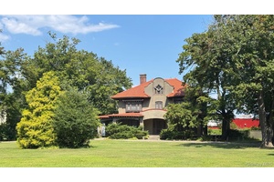 Burroughs Foland Farm A Timeless Treasure in Livingston Prime Commercial Opportunity 2 Houses Discover a unique opportunity with this historic property, proudly listed on the National Register of Historic Places.