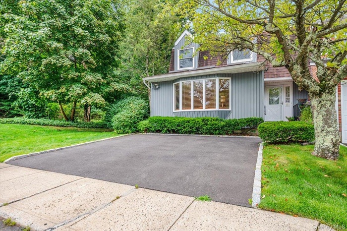 View of front of house featuring a front yard