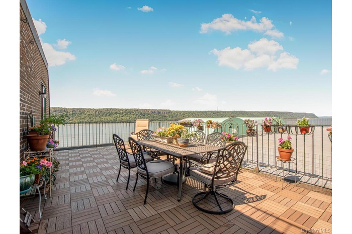Private Rooftop Patio!480 SF