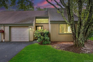 Sunny amp ; Stylish in Heritage Hills !