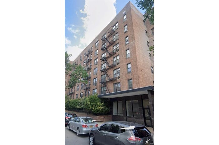 View of apartment building / complex