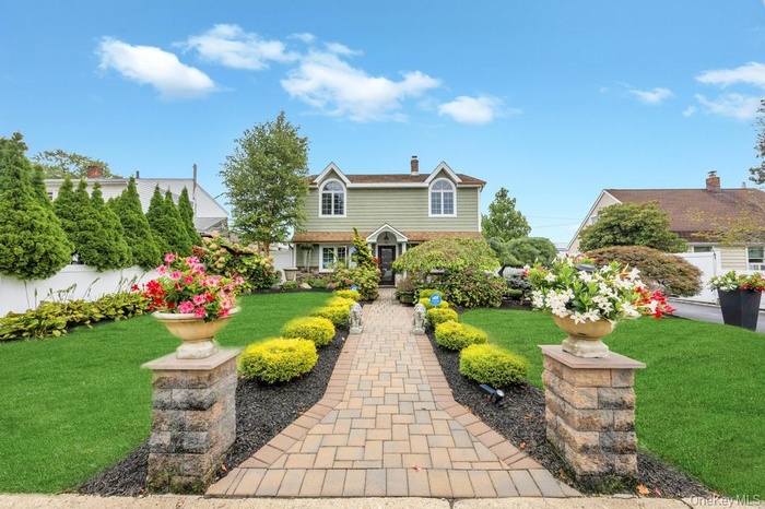 View of front of home featuring a front yard