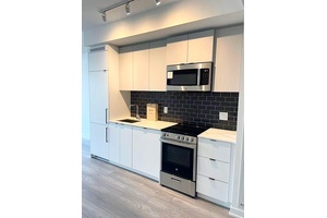 620 sqft interior 111 sqft balcony XO2 Condo, 1Bedroom 1 Den can be used as 2nd bedroom 2 bathrooms, 11 FT Ceilings, Larger Layout, Absolute rare unit !