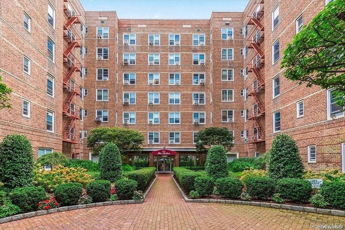 View of apartment building / complex