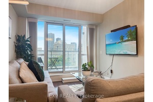 Welcome to your new palace in the sky at 421 39 Upper Duke Crescent, Markham !