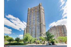 Freshly Painted. Tridel Built Deluxe Condo In The Heart Of Mississauga, Bright S Lakeview, Spacious Layout, Granite Kitchen Counter, Upgraded Cabinet W Lots Of Storage.
