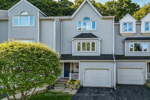 Immaculate townhome condo in the heart of Grimsby !