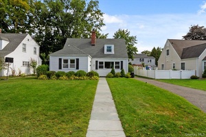 Bright and well maintained single family house in sought after Huntley Estate.