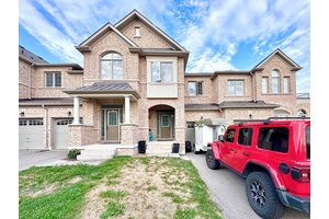 Welcome to this upscale executive townhome in a prime Richmond Hill location !
