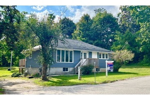 Charming Bungalow on 2. 6 Acres in Oro Station, Country living close to Lake Simcoe !