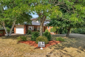 This impeccable and spacious 4 1 bedroom split level home offers plenty of room for the whole family.