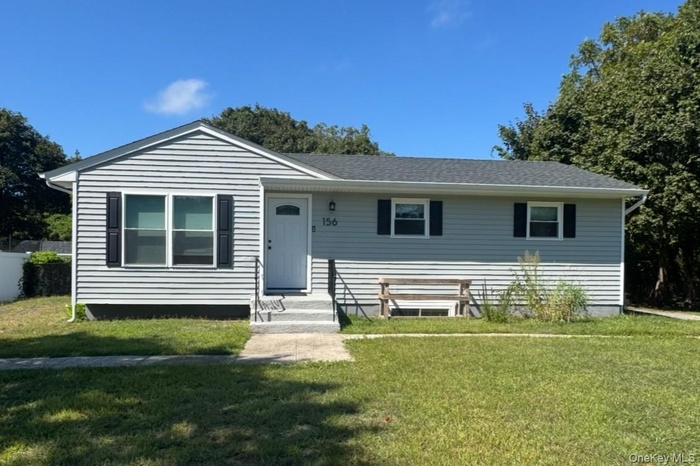 Ranch-style house with a front yard