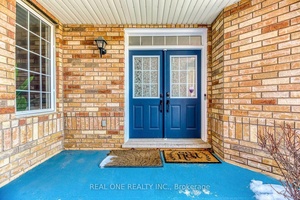 Prime Location ! Walking distance to Heartland Town Centre.