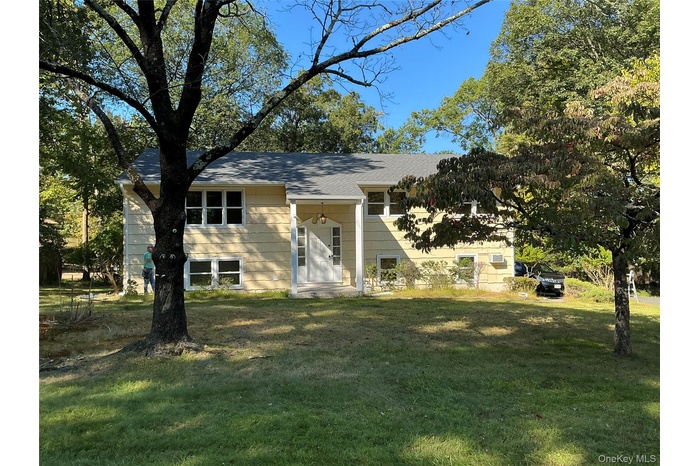 Split foyer home featuring a front yard