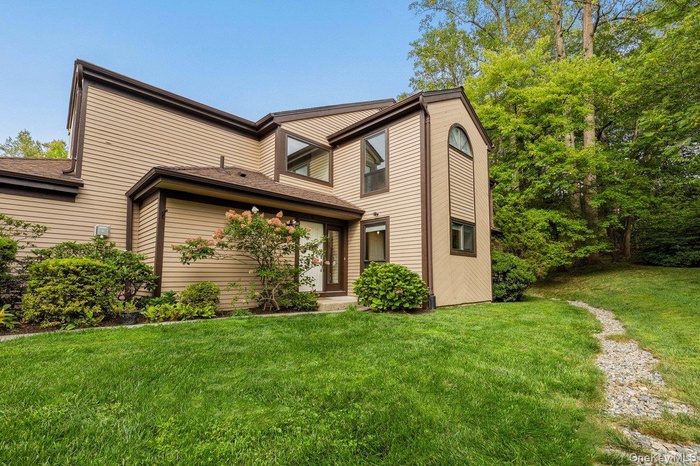 Welcome to 26 Fawn Court, a condo within the sought after Deerfield Community!