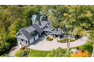 Set on the northwestern shores of Lake Muskoka with 325 feet of waterfront, this stunning Muskoka estate offers the perfect combination of privacy and space.