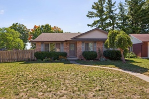 Welcome to 17 Clear Valley, this charming bungalow with 3 bedrooms and 2 bathrooms, located in one of its desirable neighborhoods.