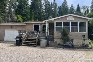 Nestled on a large and level lot in the desirable Balsam Chutes area, this 3 bedroom, 2 bathroom detached home offers comfortable space, charm, and year round enjoyment of Muskoka ...