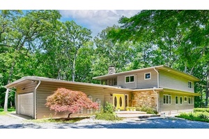 Welcome to your dream retreat in Fiddlers Green dues, one of the most sought after waterfront communities on Lloyd Neck.