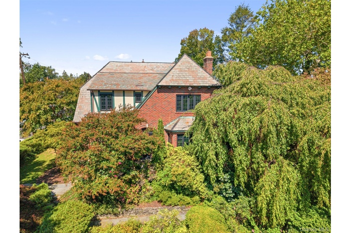 Welcome to 66 Rossmore Avenue!
