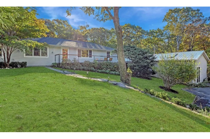 View of front facade featuring a front yard