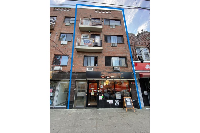 View of apartment building / complex
