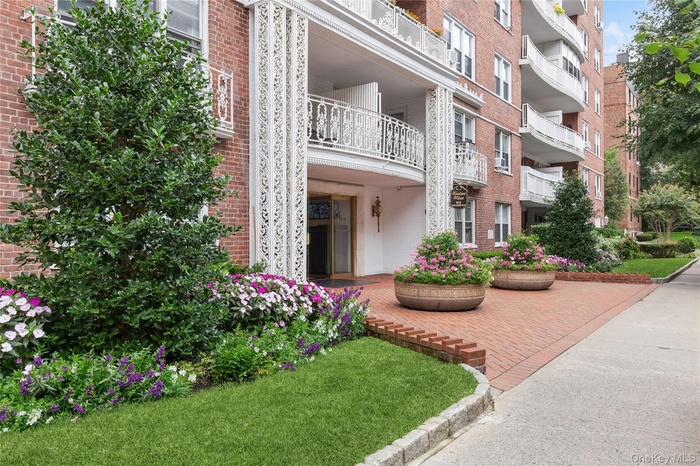 View of apartment building / complex