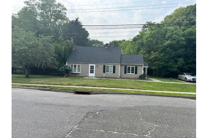 View of front of house featuring a front yard