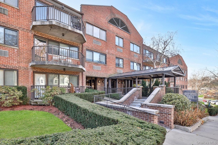 View of apartment building / complex