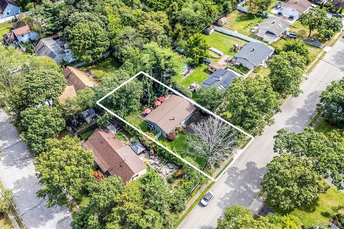 Aerial view of residential area featuring property boundaries highlighted