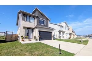 This stunning detached home is perfectly located in a desirable neighbourhood.