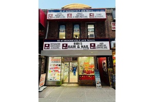 What a great location, Right on Roosevelt Ave.