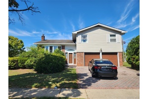 Spacious Four Bedroom Split in Hicksville SD.