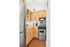PRIME UWS LOCATION ! This wonderful 1 bedroom townhouse apartment with an oversized private terrace is situated on the Gold Coast of West End Avenue in the heart of the ...