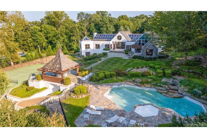Spectacular estate with private pool and tennis court