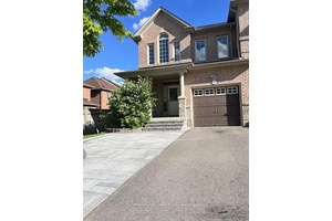 Spacious Upgrade End Unit 3 Bedroom Th In A Quiet St In Thornhill Woods !