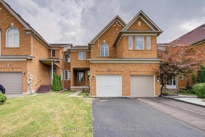 Stunning Renovated Home in Richmond Hill High demond Area Move In Ready !
