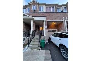 Welcome to your exquisite 3 storey townhome in Upper Thornhill Estates !